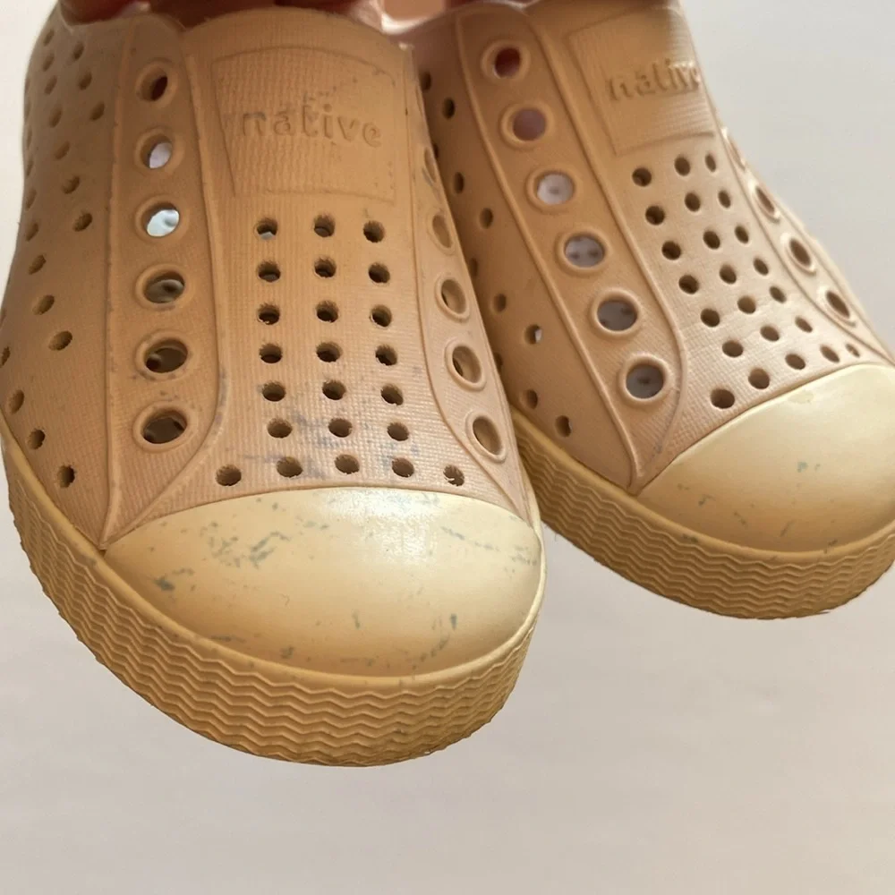 Native Jefferson girls kids shoes pink size 6 six
